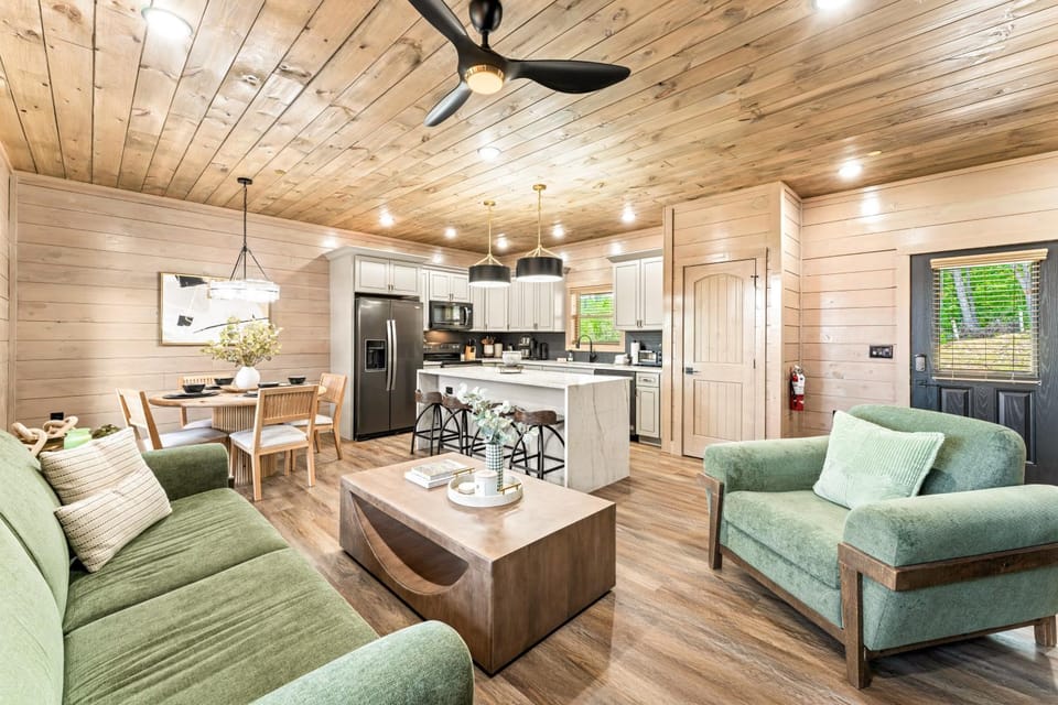 Luxe Cabin Sleeps 14 Pool Hot Tub Theater Room Cabin in Pigeon Forge