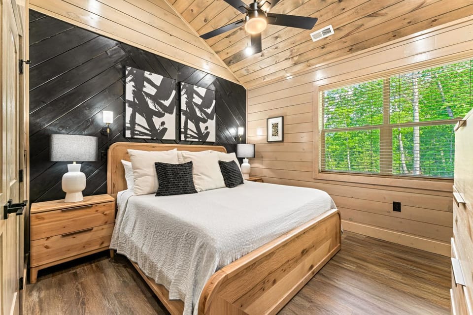 Luxe Cabin Sleeps 14 Pool Hot Tub Theater Room Cabin in Pigeon Forge
