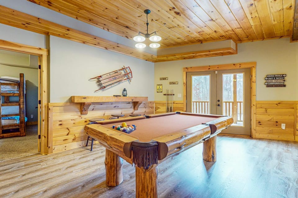 Large Cabin Sleeps 20 Games Hot Tub Amazing Views Cabin in Gatlinburg