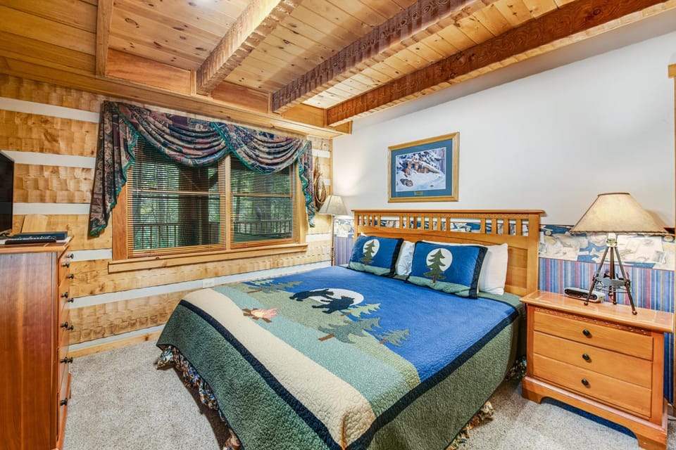 Cabin Hideaway Sleep 6 Hot Tub Near National Park Cabin in Sevier County
