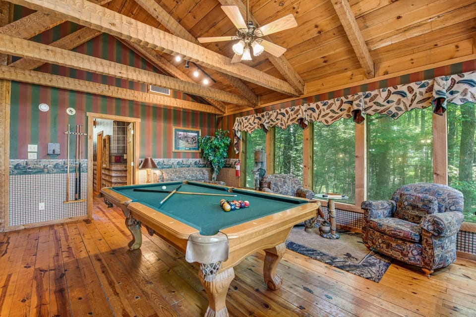Cabin Hideaway Sleep 6 Hot Tub Near National Park Cabin in Sevier County