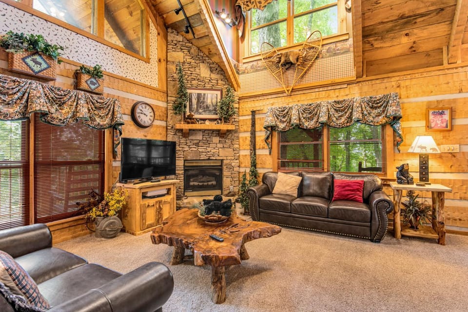 Cabin Hideaway Sleep 6 Hot Tub Near National Park Cabin in Sevier County