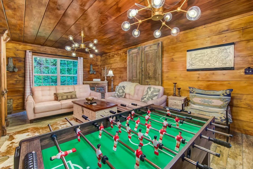 Rustic Charm Sleeps 8 Modern Comfort Near Smokies House in Sevier County
