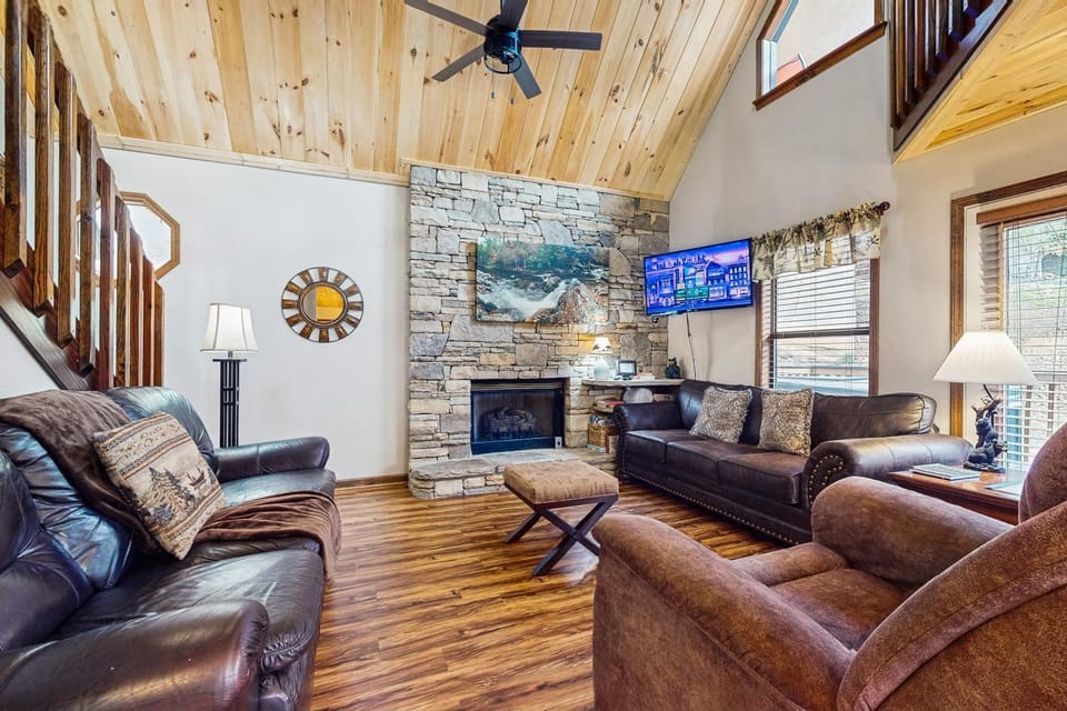 Charming Cabin Sleep 5 Hot Tub Arcade Shared Pool Cabin in Pigeon Forge