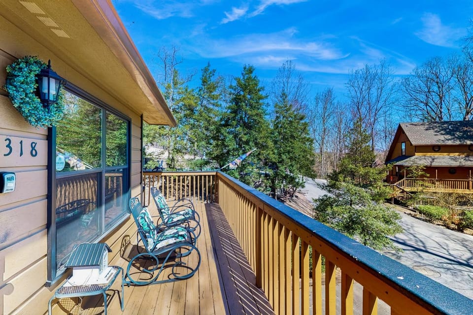 Charming Cabin Sleep 5 Hot Tub Arcade Shared Pool Cabin in Pigeon Forge