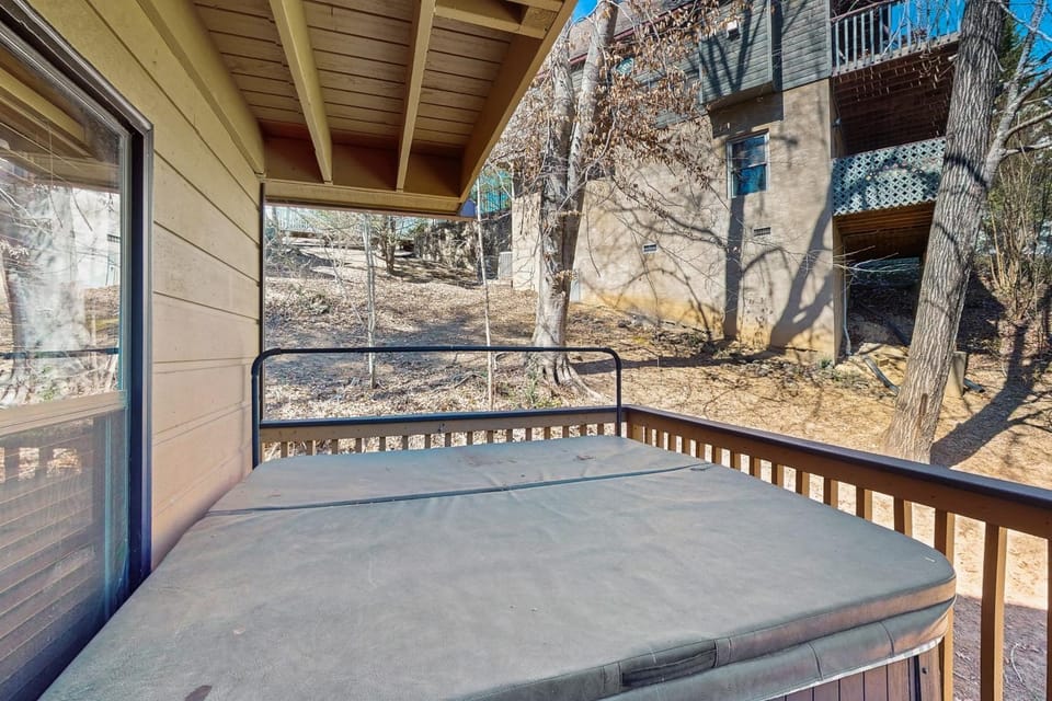Charming Cabin Sleep 5 Hot Tub Arcade Shared Pool Cabin in Pigeon Forge