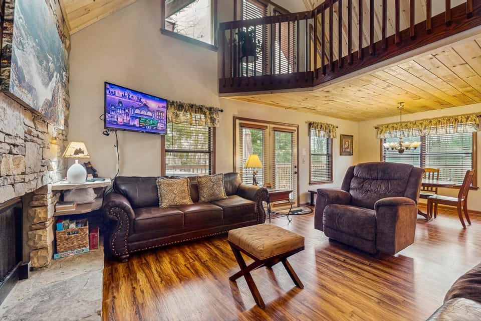 Charming Cabin Sleep 5 Hot Tub Arcade Shared Pool Cabin in Pigeon Forge
