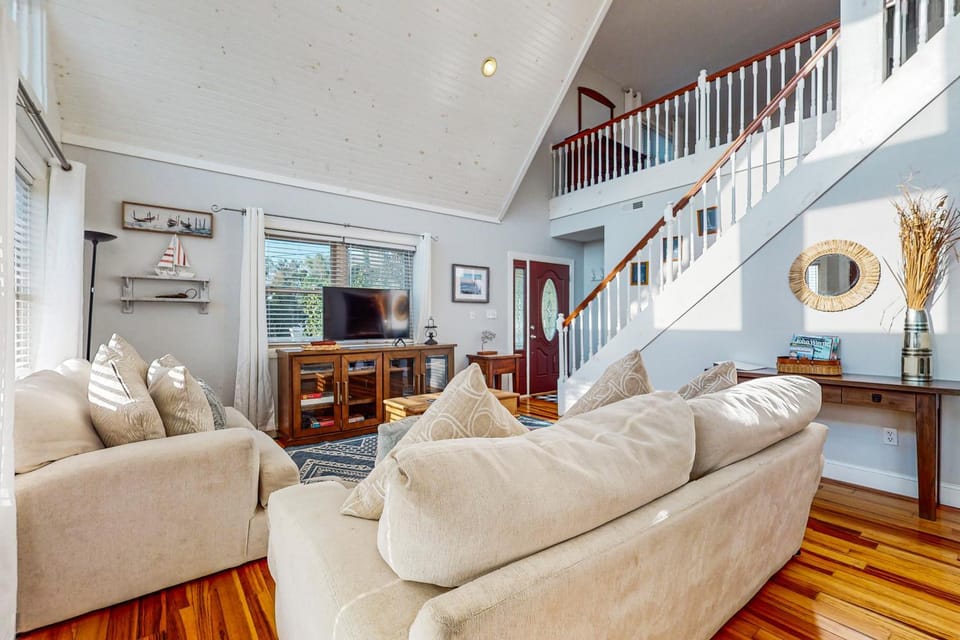 Spacious Luxe Lakefront Home Hot Tub Dock Firepit House in Douglas Lake