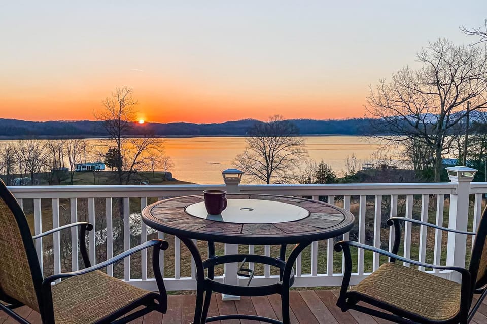Spacious Luxe Lakefront Home Hot Tub Dock Firepit House in Douglas Lake