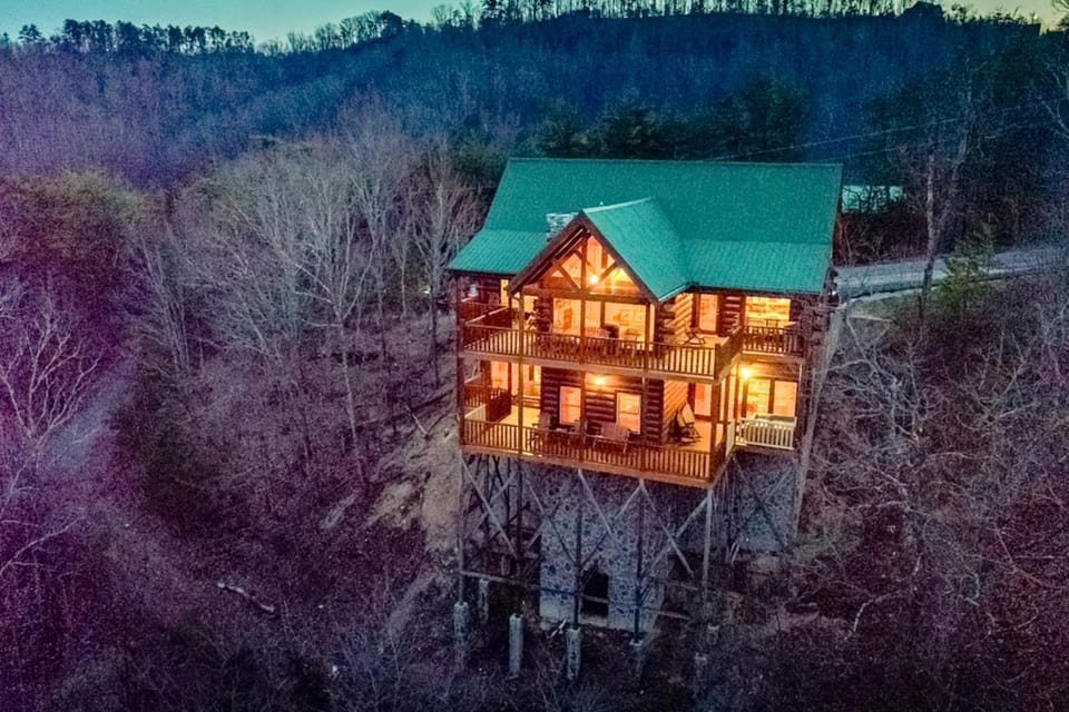 Homey Cabin Sleeps 14 Hot Tub Views Near Golf Ski Cabin in Pigeon Forge