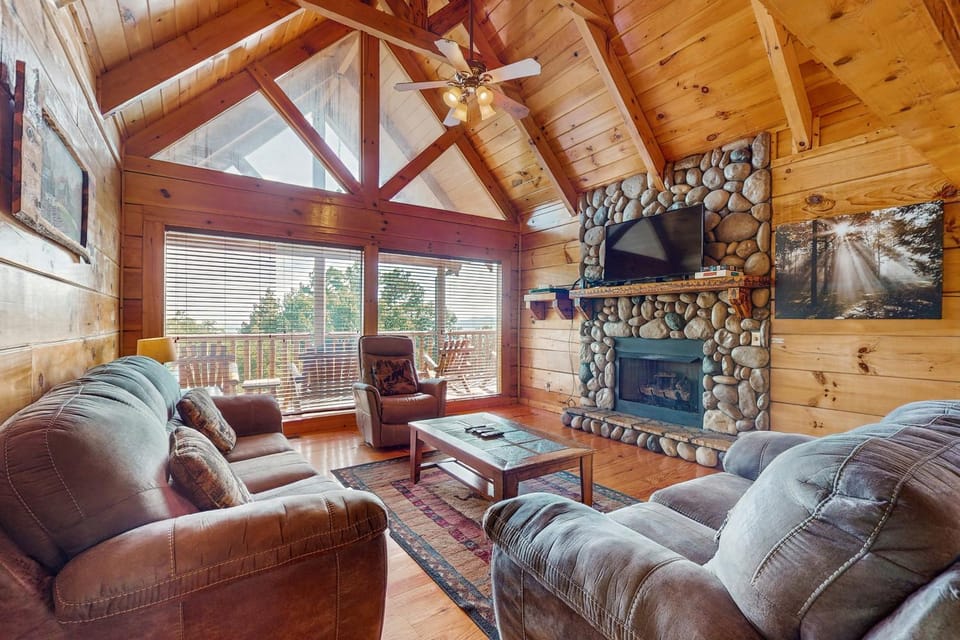 Homey Cabin Sleeps 14 Hot Tub Views Near Golf Ski Cabin in Pigeon Forge