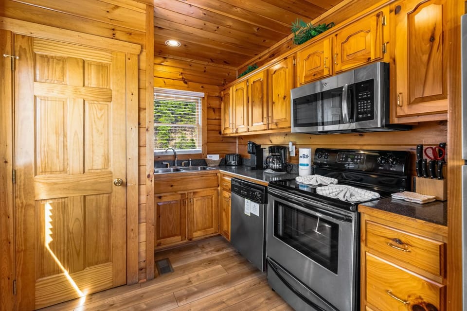 Log Cabin Sleeps 6 Stunning Mtn View Hot Tub Pool Cabin in Sevier County