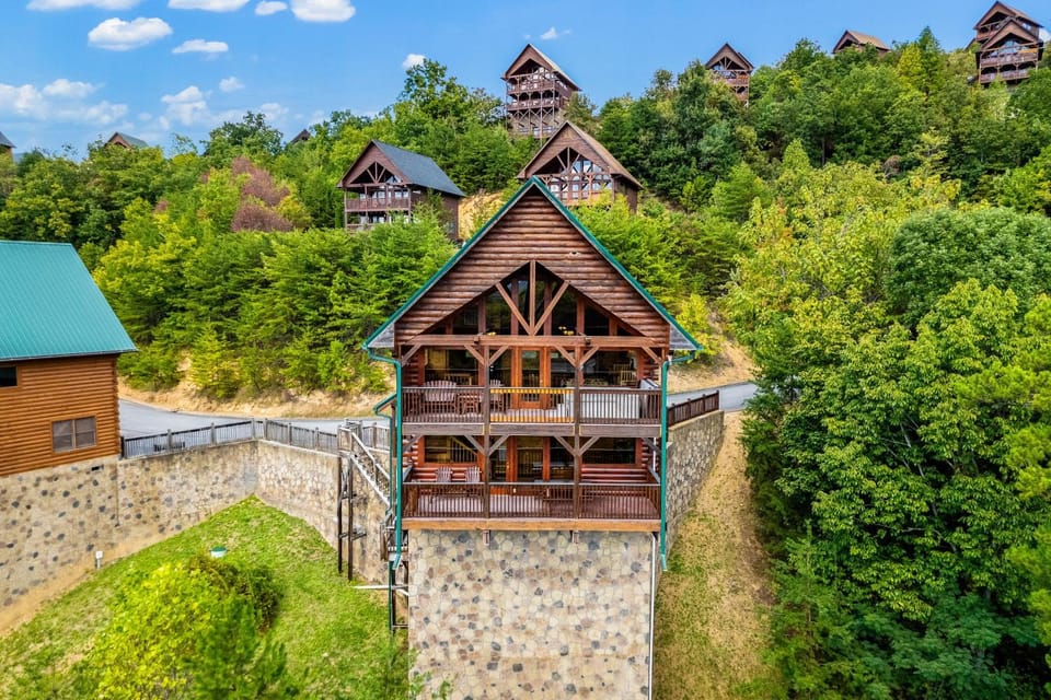 Log Cabin Sleeps 6 Stunning Mtn View Hot Tub Pool Cabin in Sevier County