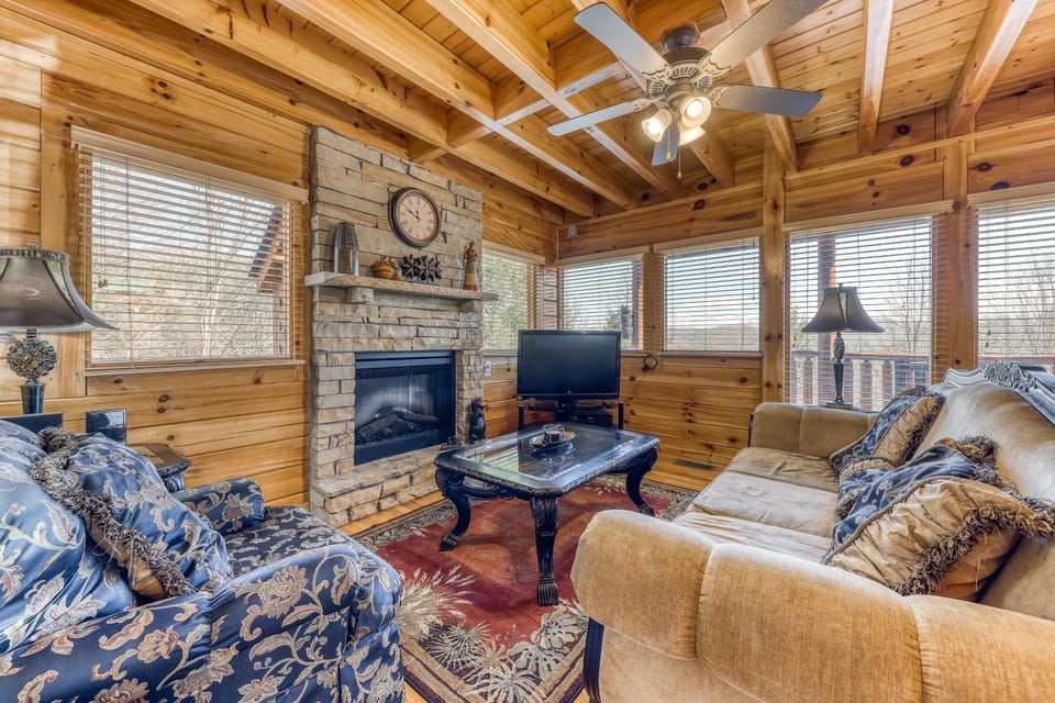 Charming Luxe Mtn View Cabin Sleeps 6 Hot Tub Cabin in Pigeon Forge
