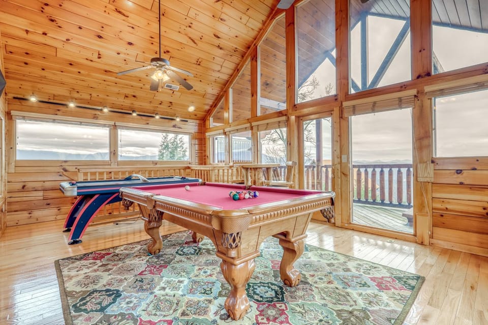 2 Story Homey Cabin Sleeps 6 Hot Tub Shared Pool Cabin in Pigeon Forge