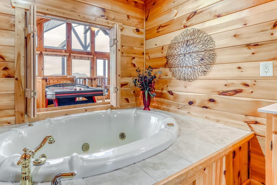 2 Story Homey Cabin Sleeps 6 Hot Tub Shared Pool Cabin in Pigeon Forge