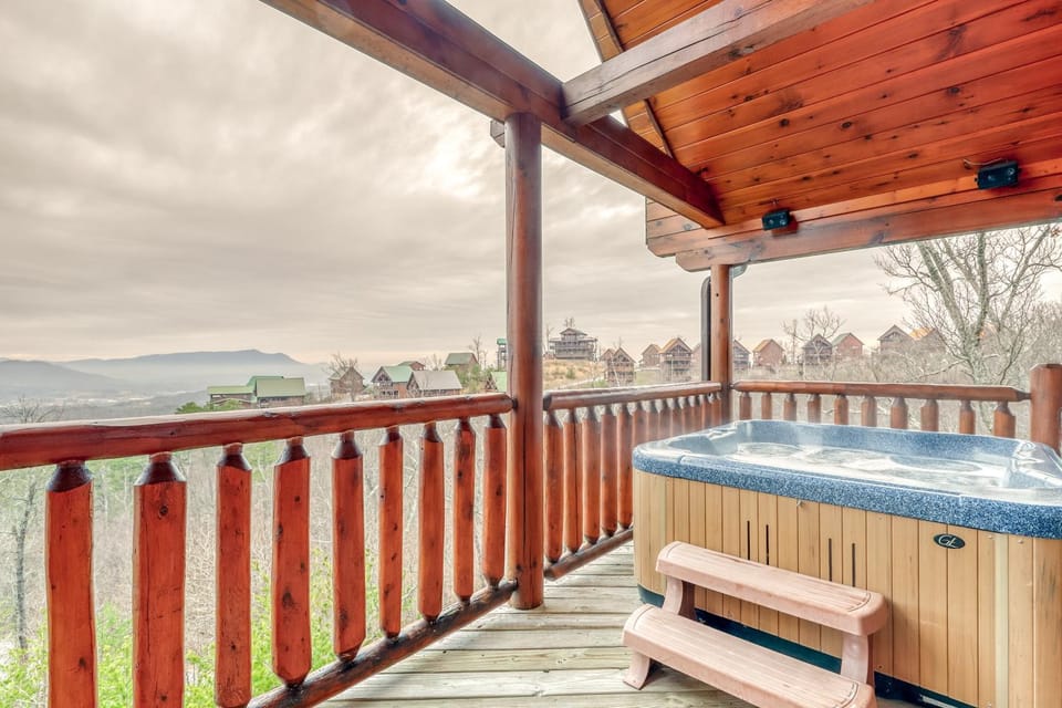 2 Story Homey Cabin Sleeps 6 Hot Tub Shared Pool Cabin in Pigeon Forge
