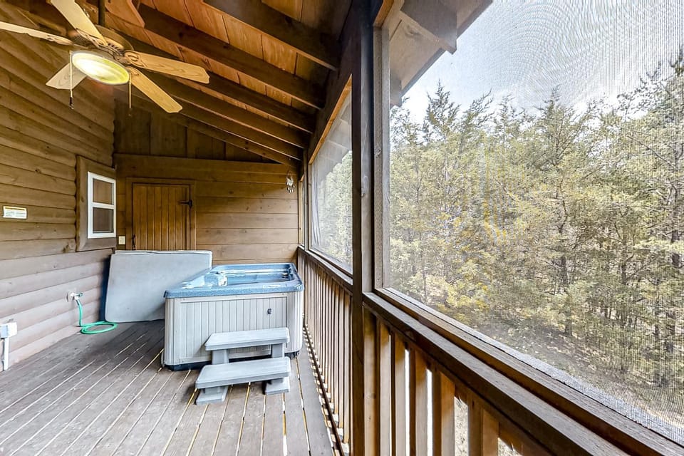 Secluded Retreat Sleeps 4 Furnished Deck Hot Tub House in Sevier County