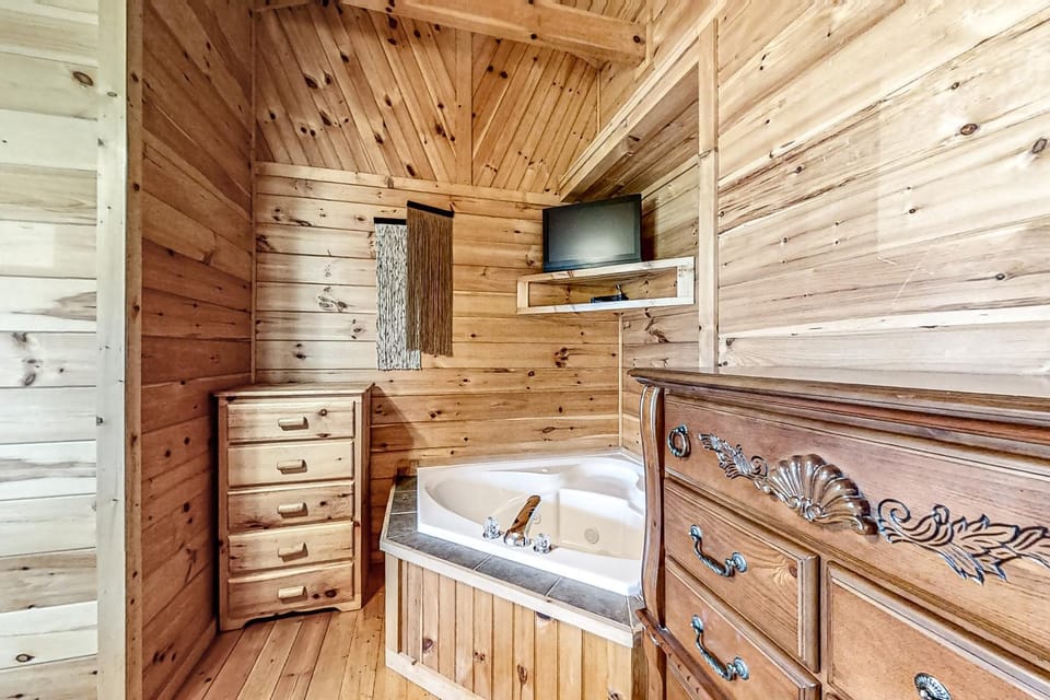 Secluded Retreat Sleeps 4 Furnished Deck Hot Tub House in Sevier County