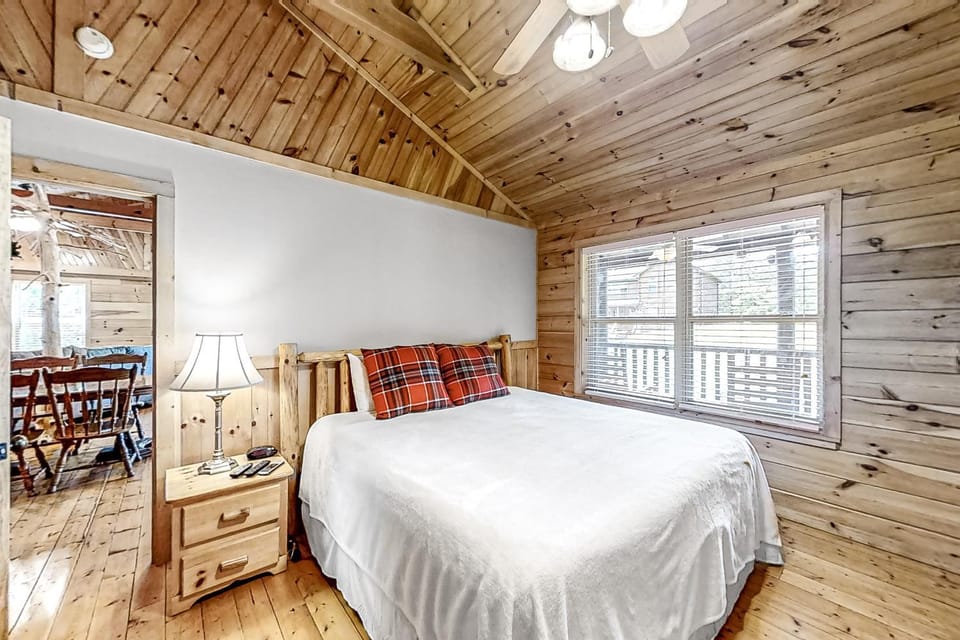 Secluded Retreat Sleeps 4 Furnished Deck Hot Tub House in Sevier County