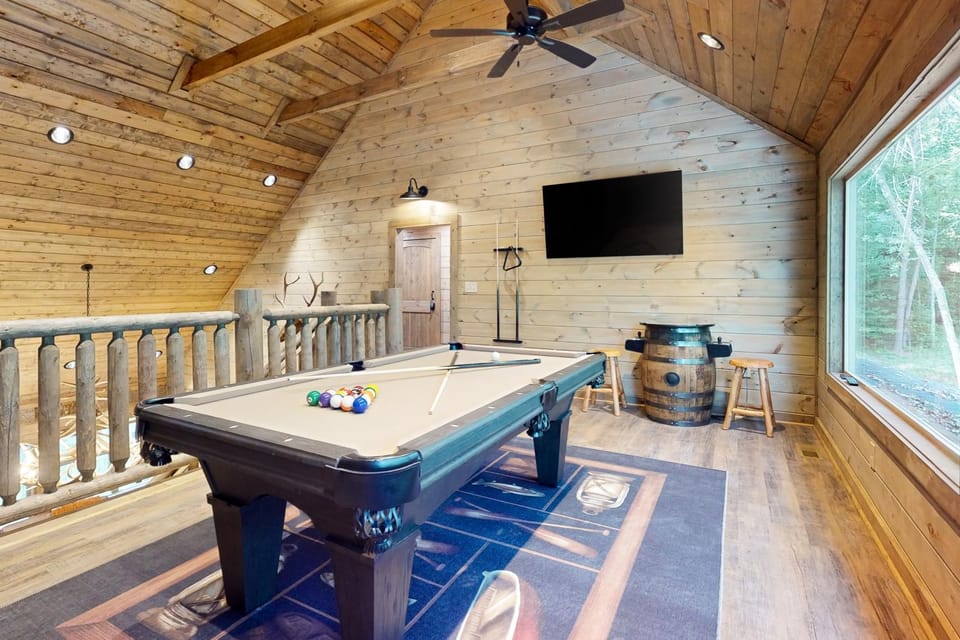Elegant Lodge Sleeps 12 Pool Hot Tub Theater Games House in Sevier County
