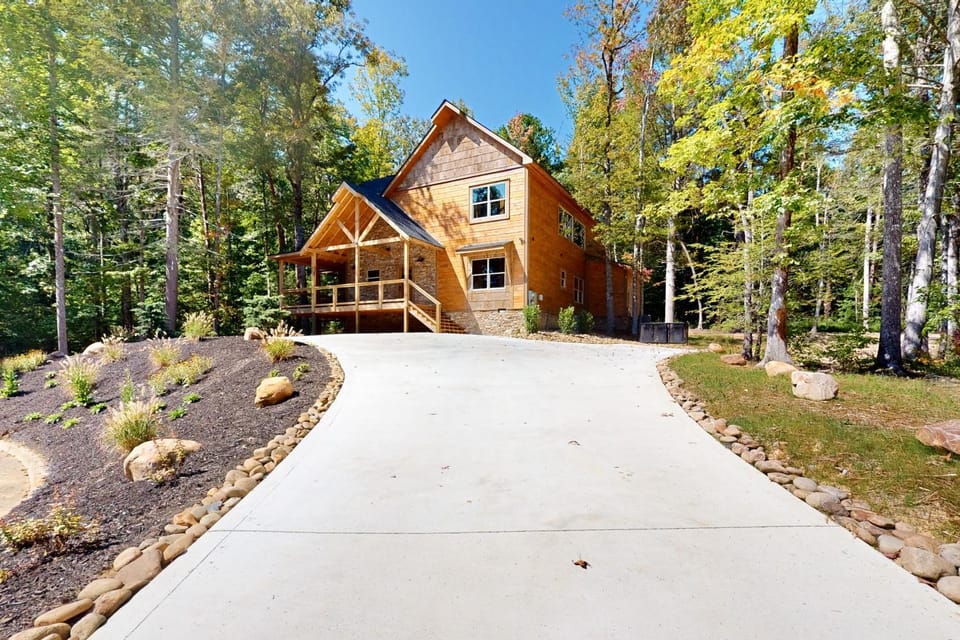 Elegant Lodge Sleeps 12 Pool Hot Tub Theater Games House in Sevier County