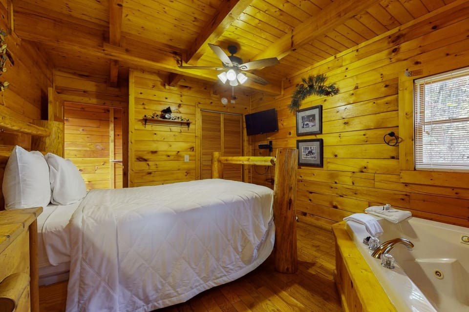Dog Welcome Cabin Sleeps 6 Hot Tub Woodland Views Cabin in Gatlinburg