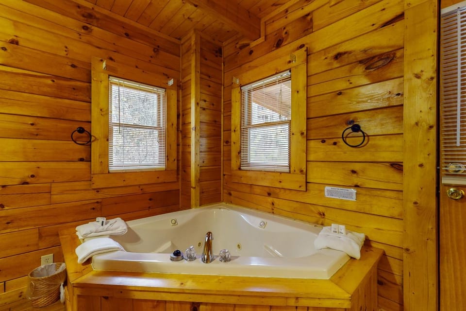 Dog Welcome Cabin Sleeps 6 Hot Tub Woodland Views Cabin in Gatlinburg