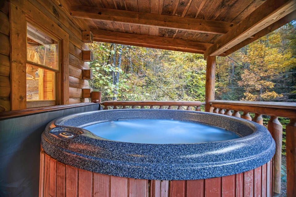 Dog Welcome Cabin Sleeps 6 Hot Tub Woodland Views Cabin in Gatlinburg