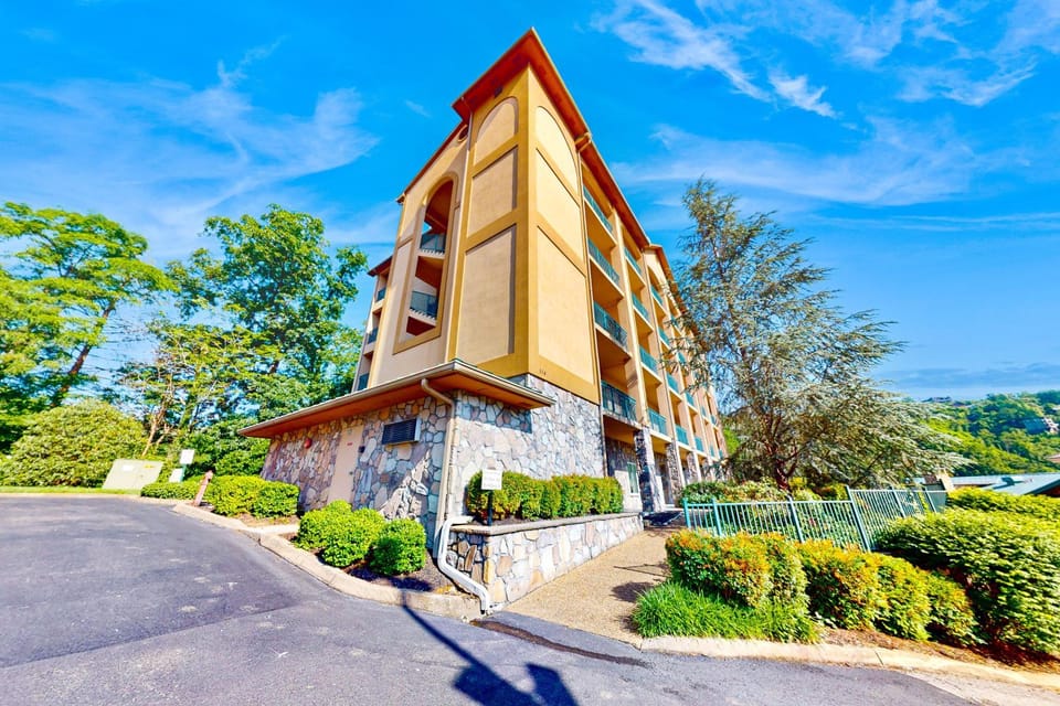 Central Condo Sleep 6 Balcony Shared Pool Hot Tub House in Gatlinburg