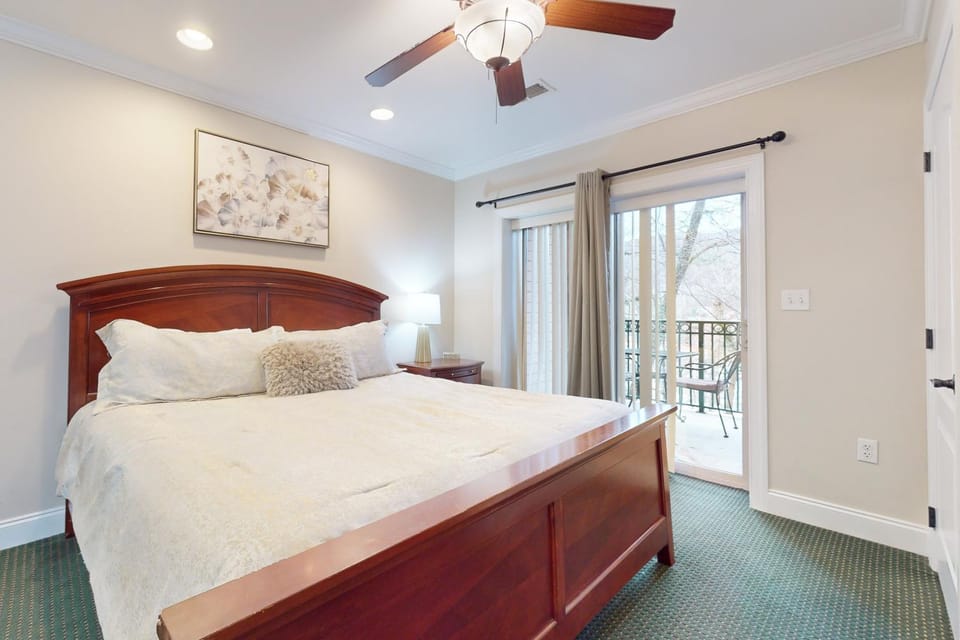 Mtn View Condo Sleeps 6 Fireplace Seasonal Pool House in Gatlinburg