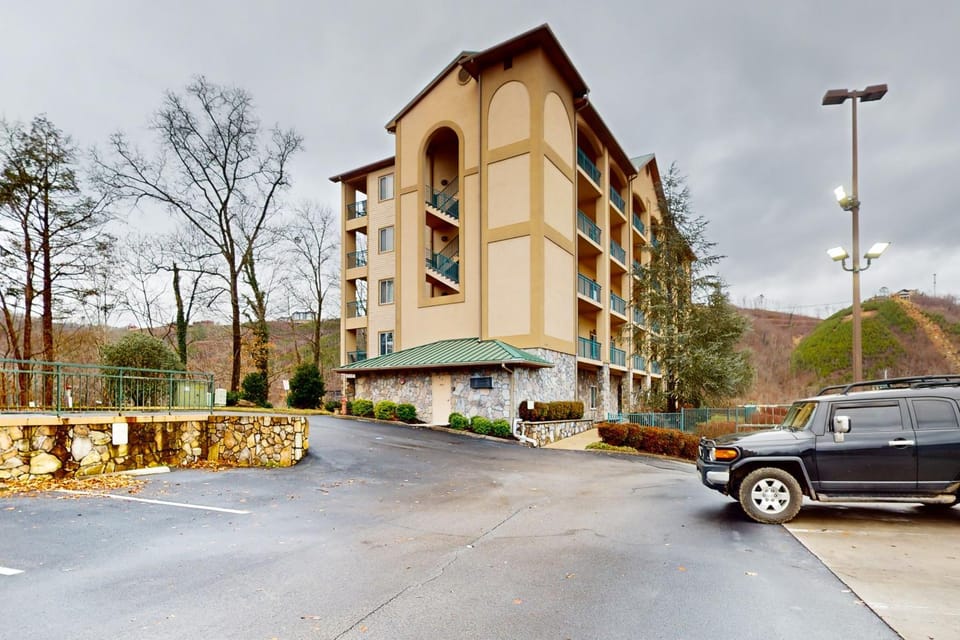 Mtn View Condo Sleeps 6 Fireplace Seasonal Pool House in Gatlinburg