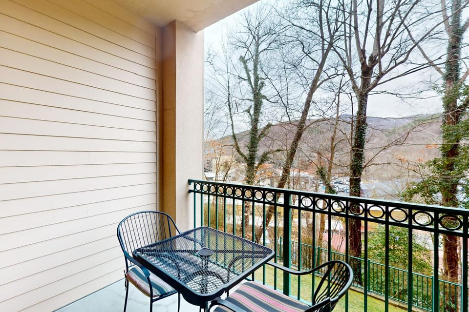 Mtn View Condo Sleeps 6 Fireplace Seasonal Pool House in Gatlinburg