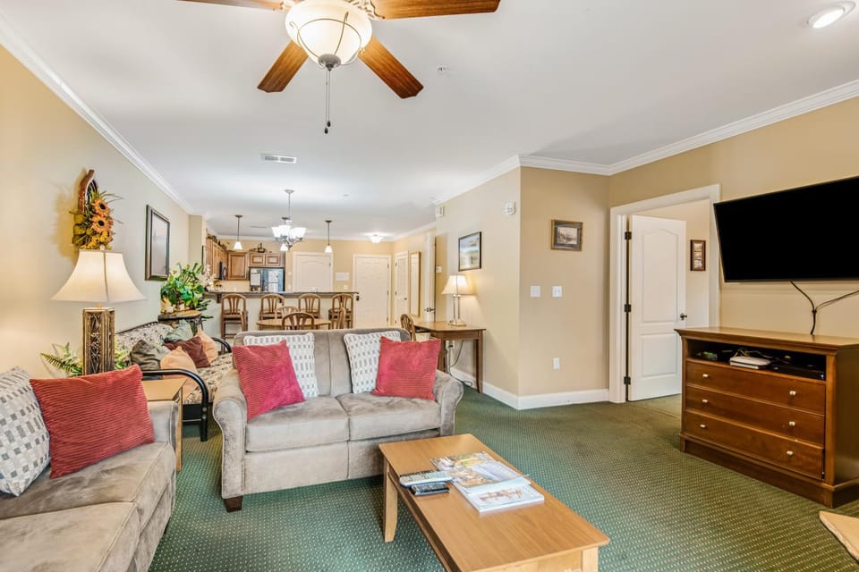 Downtown Summit Manor Sleeps 8 Mtn Views Pool House in Gatlinburg