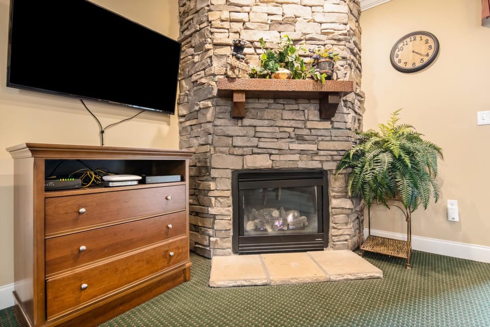 Downtown Summit Manor Sleeps 8 Mtn Views Pool House in Gatlinburg
