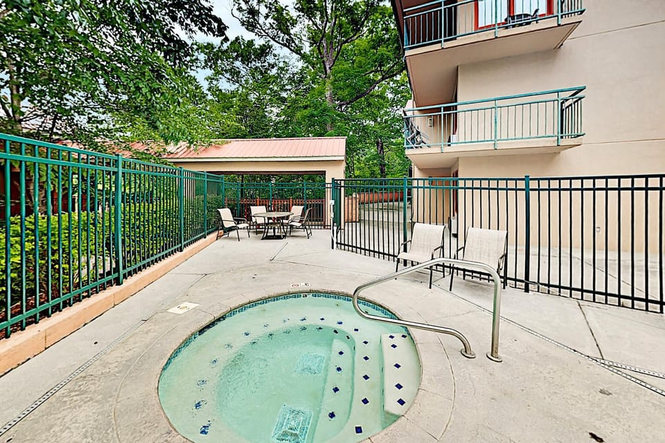 Walk 2 Tram Prime Downtown Locale Sleep 6 Balcony House in Gatlinburg