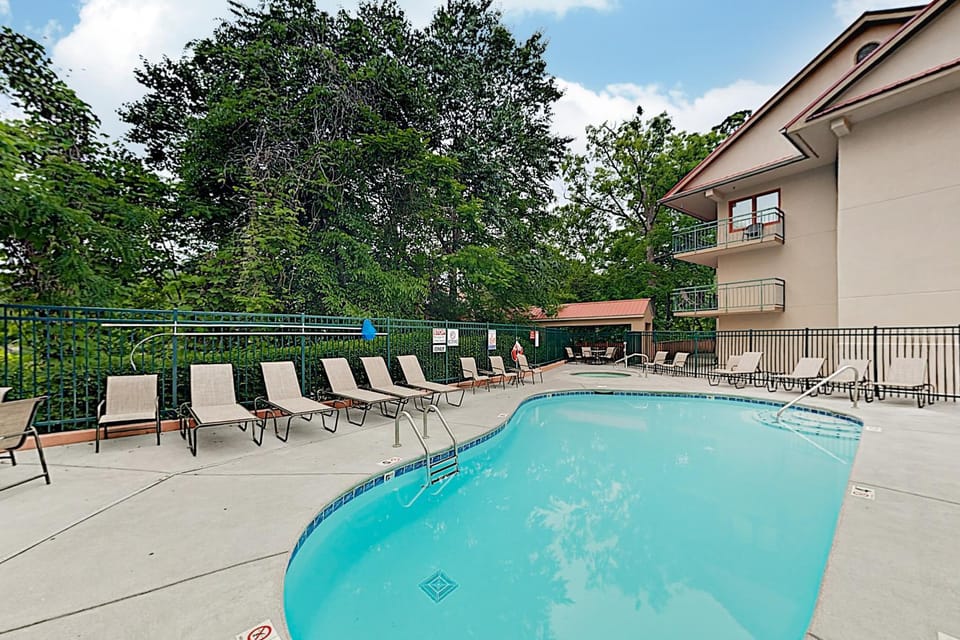 Walk 2 Tram Prime Downtown Locale Sleep 6 Balcony House in Gatlinburg