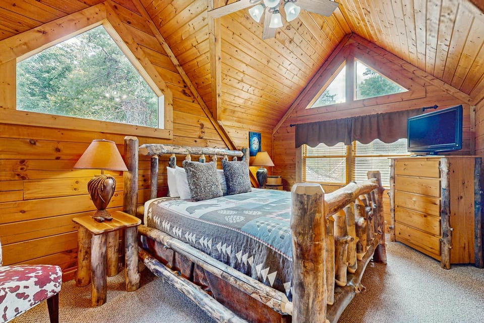 Charming Cabin Sleeps 6 Views Hot Tub Pool Table Cabin in Sevier County