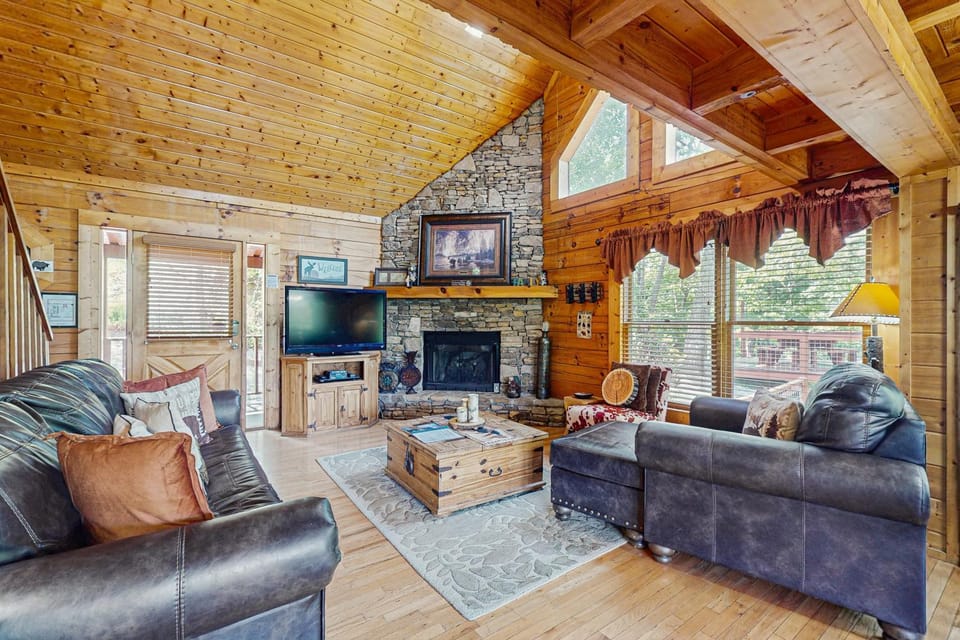 Charming Cabin Sleeps 6 Views Hot Tub Pool Table Cabin in Sevier County