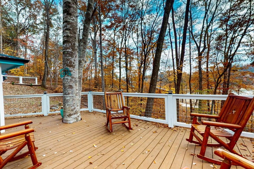 Lake Cabin Sleeps 6 Pet Welcome Hot Tub Fire pit Cabin in Douglas Lake