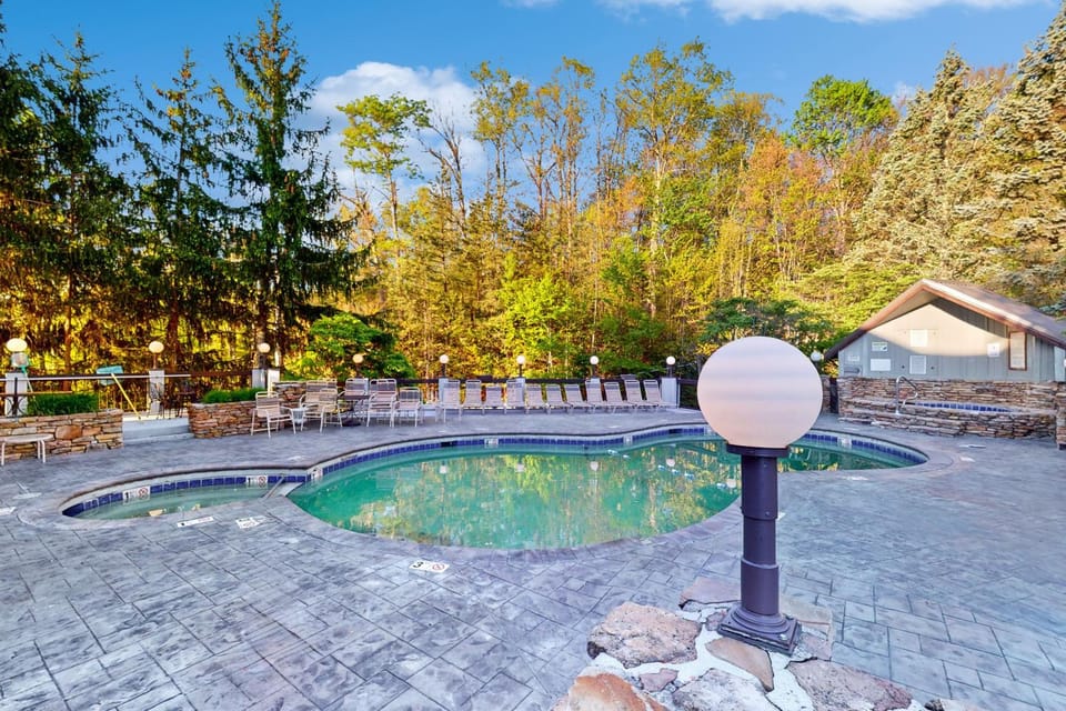 Mtn and Ntn Park View Condo Sleeps 8 Pool Fireplace House in Gatlinburg
