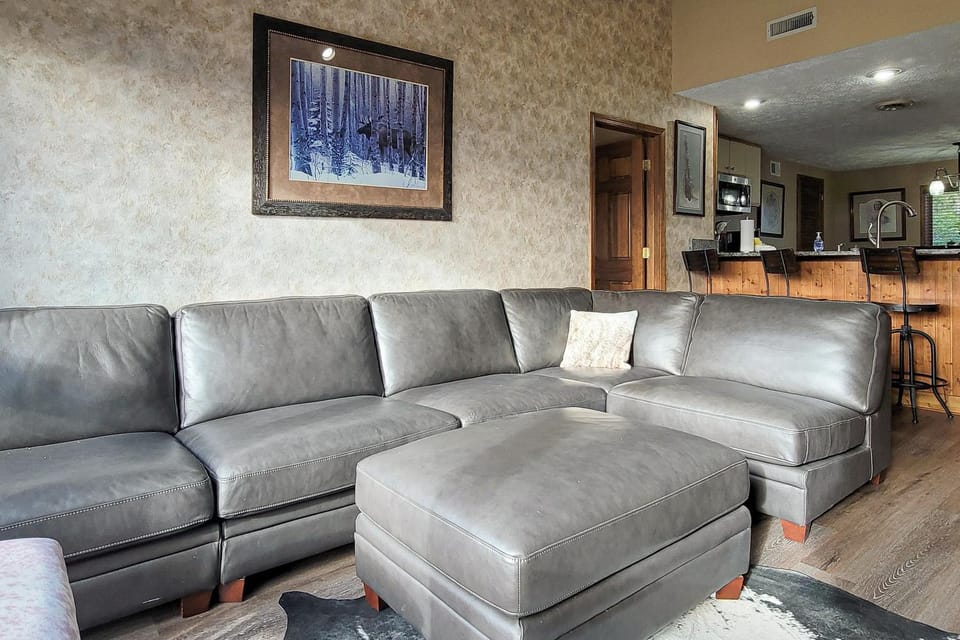 Mtn and Ntn Park View Condo Sleeps 8 Pool Fireplace House in Gatlinburg