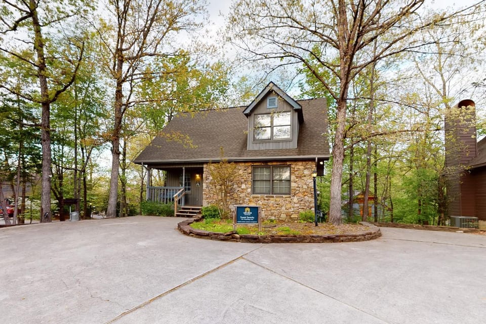 Charming Cabin Sleeps 4 Hot Tub Seasonal Pool Cabin in Pigeon Forge
