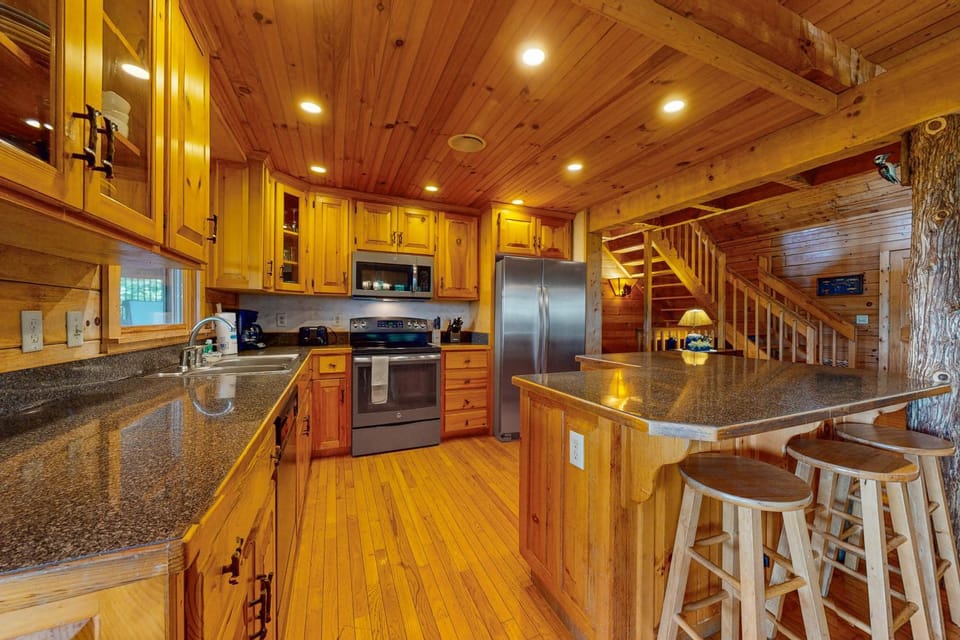 Hillside Cabin Sleeps 12 Hot Tub Ping Pong Games Cabin in Pigeon Forge