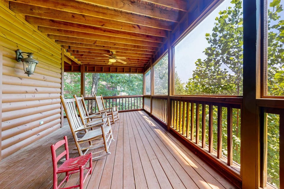 Hillside Cabin Sleeps 12 Hot Tub Ping Pong Games Cabin in Pigeon Forge