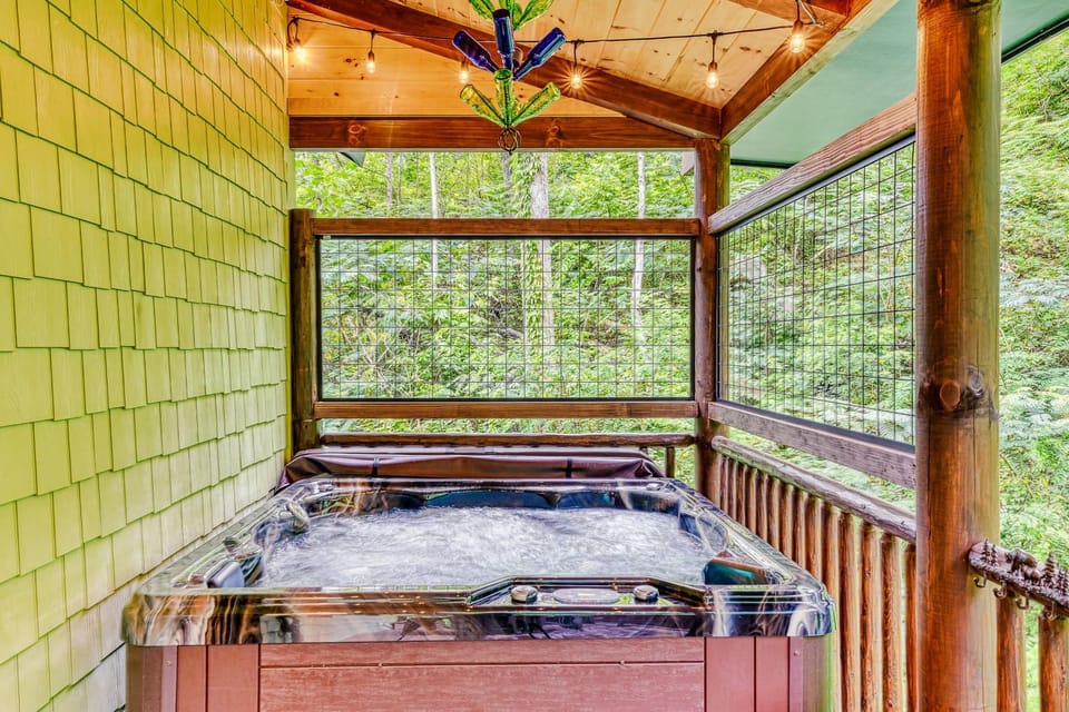 Newly Built Luxe Chalet Sleeps 10 Hot Tub Deck Chalet in Gatlinburg
