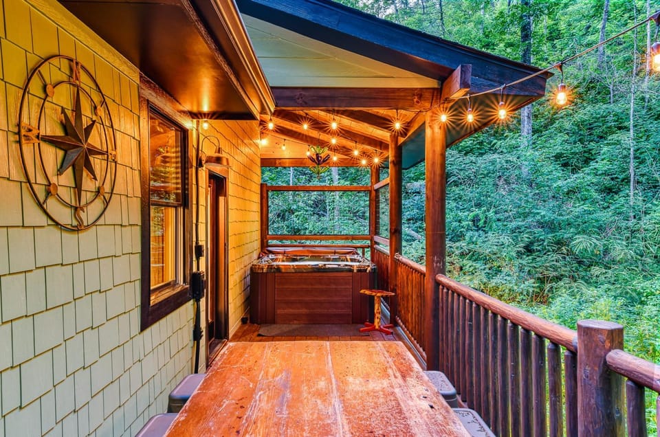 Newly Built Luxe Chalet Sleeps 10 Hot Tub Deck Chalet in Gatlinburg