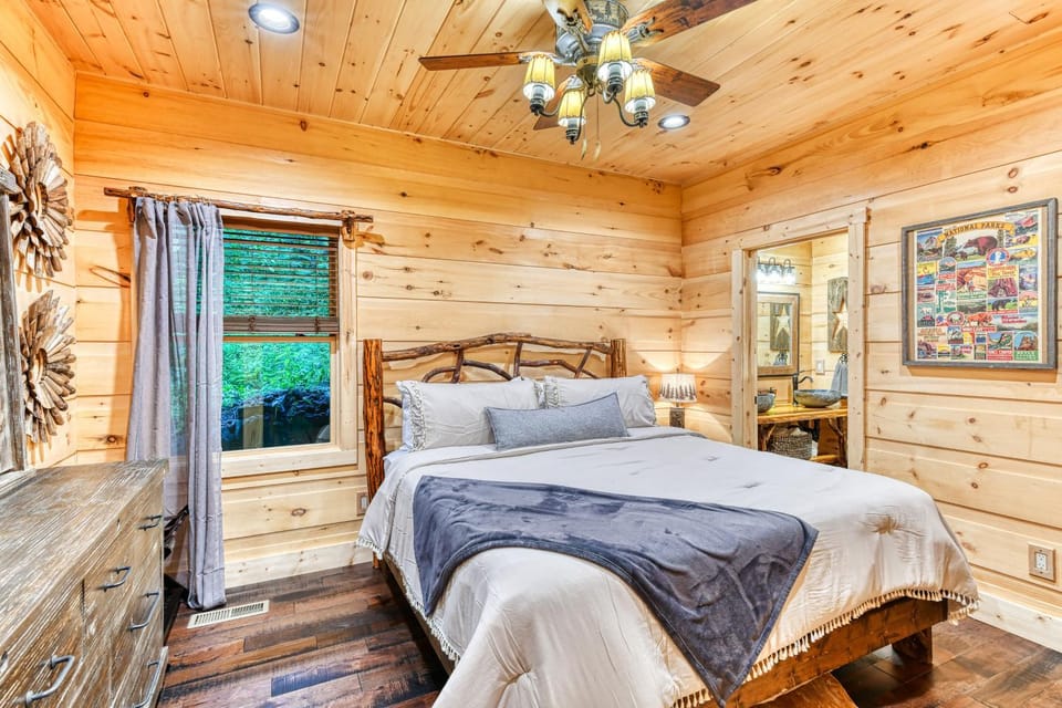 Newly Built Luxe Chalet Sleeps 10 Hot Tub Deck Chalet in Gatlinburg