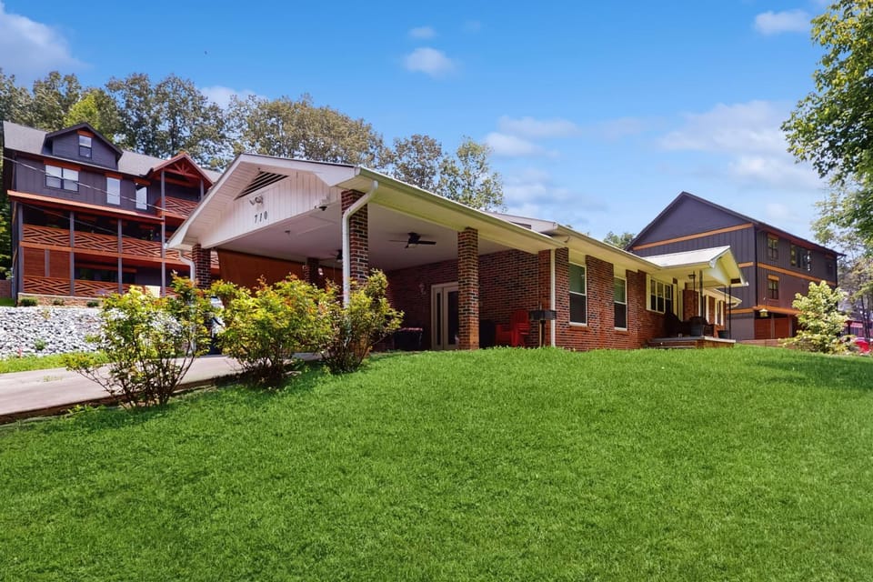 Creekside Retreat Near Gatlinburg's Arts & Crafts House in Gatlinburg