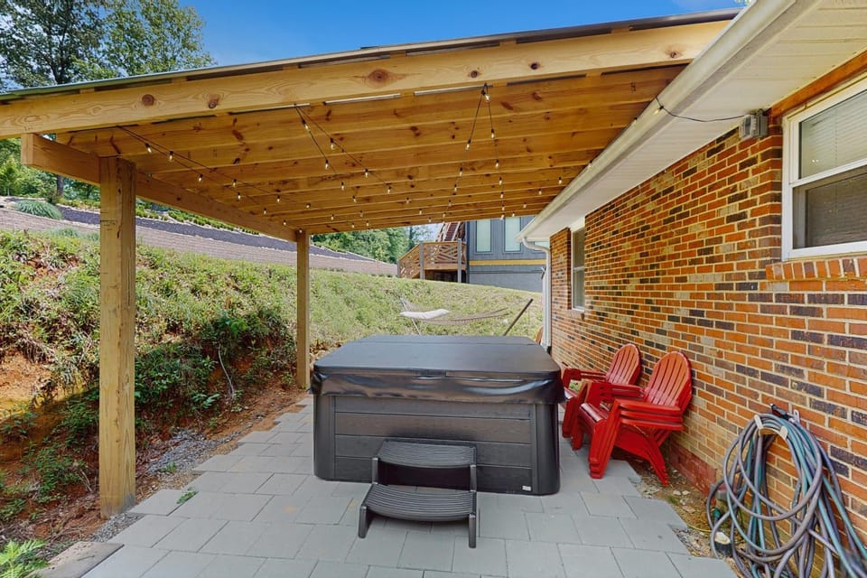 Creekside Retreat Near Gatlinburg's Arts & Crafts House in Gatlinburg
